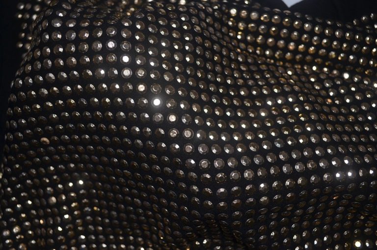 cyrkonie zdobne na czarnym materiale